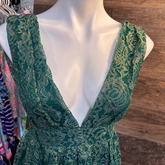 Lulu's Green Plunge Neck Lace Sleeveless Mini Dress Size XS - Picture 3 of 7